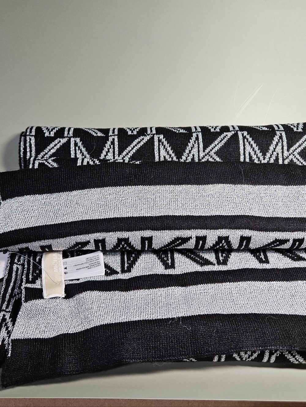 Michael Kors Scarf. NWT (Bin 14) - Picture 4 of 4